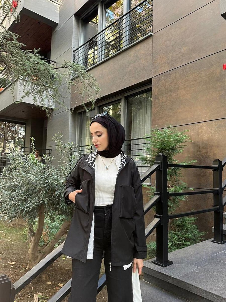 Burcu Tesettür Cep Detaylı Kısa Trençkot Siyah